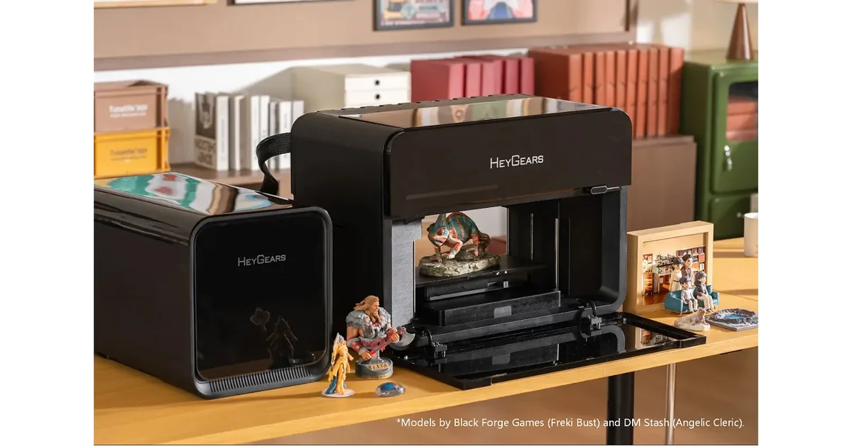 HeyGears full-color 3D printer with printed figures